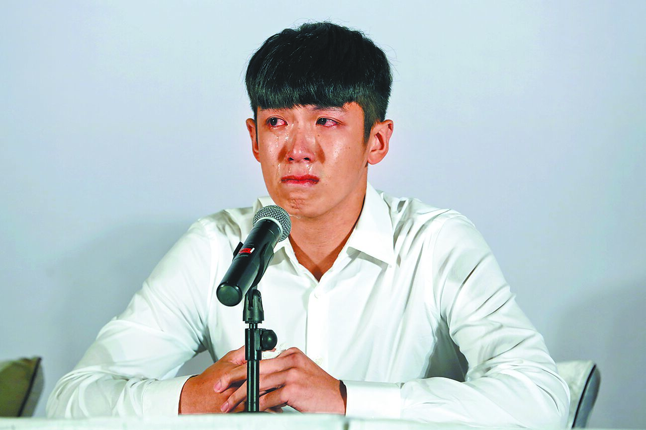 大陸法學專家普遍認為,禁止涉毒藝人復出舞台,是考量演藝行業的社會影響和公共利益,並非全面剝奪其勞動權。資料圖為藝人柯震東因吸毒案舉辦道歉記者會。(中新社) image