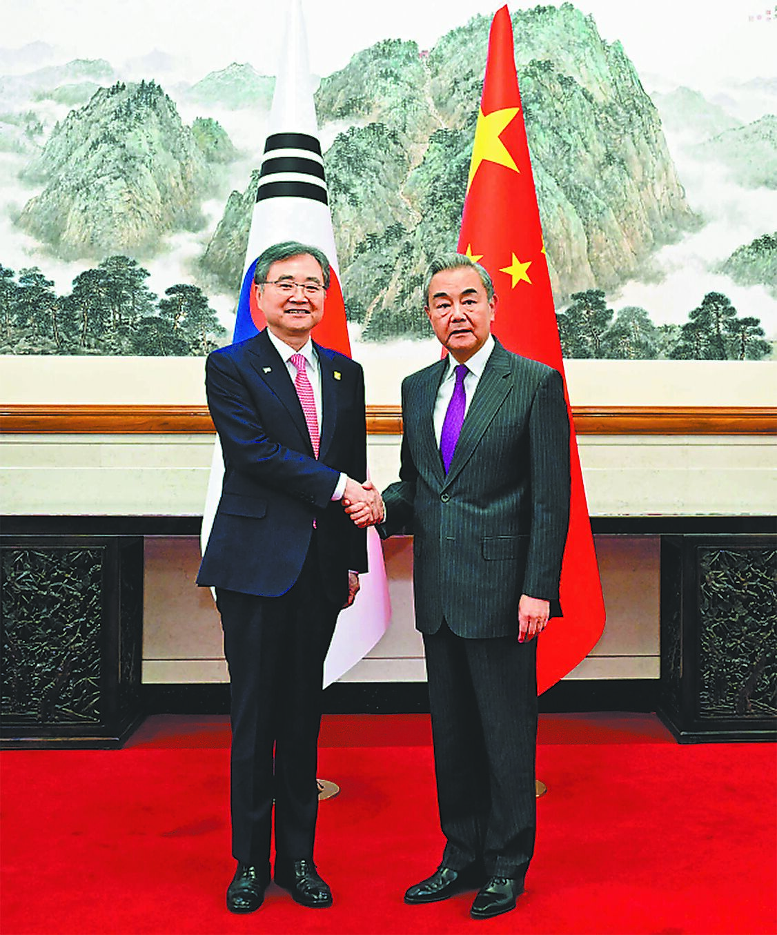 中國外長王毅(右)17日在北京與韓國外長趙顯會談。(摘自中國外交部) image