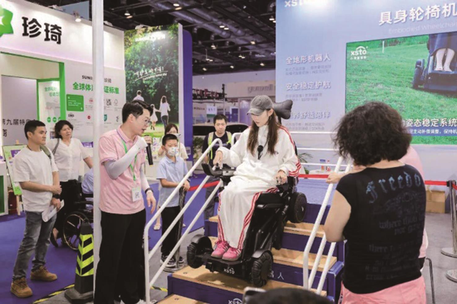 在2025中國國際福祉博覽會現場展出全地形爬樓輪椅。(主辦方提供) 在2025中國國際福祉博覽會現場展出全地形爬樓輪椅。(主辦方提供)