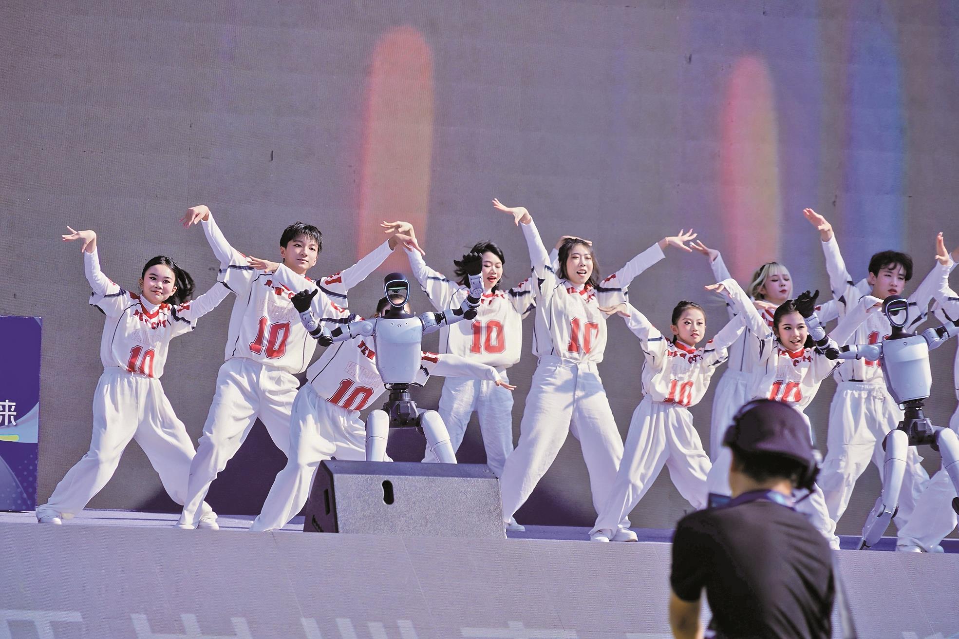 開幕表演融合了真人與機器人共同演出,凸顯特色。(張厚煒攝) 開幕表演融合了真人與機器人共同演出,凸顯特色。(張厚煒攝)