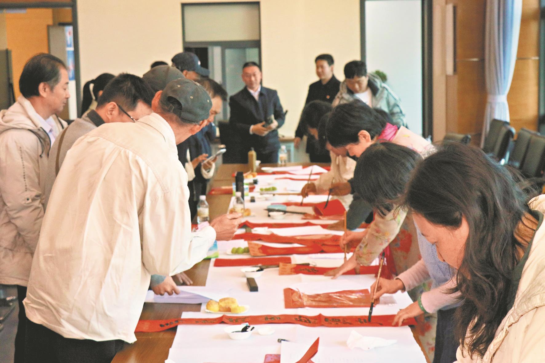 在地書法家紛紛揮筆,為玉溪台胞送上滿滿的馬年祝福。(主辦單位提供) 在地書法家紛紛揮筆,為玉溪台胞送上滿滿的馬年祝福。(主辦單位提供)