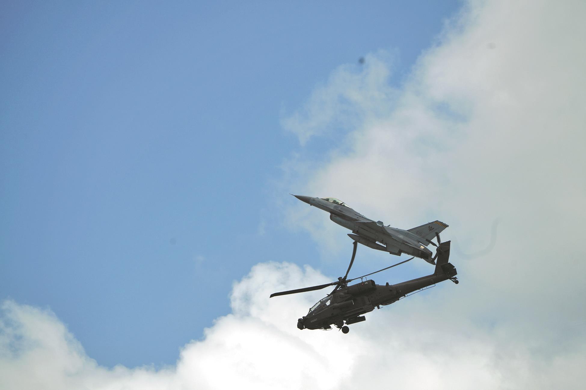 地主國新加坡以快速F-16戰機搭配慢速AH-64D直升機做動態性能展示。(陳國銘提供) 地主國新加坡以快速F-16戰機搭配慢速AH-64D直升機做動態性能展示。(陳國銘提供)