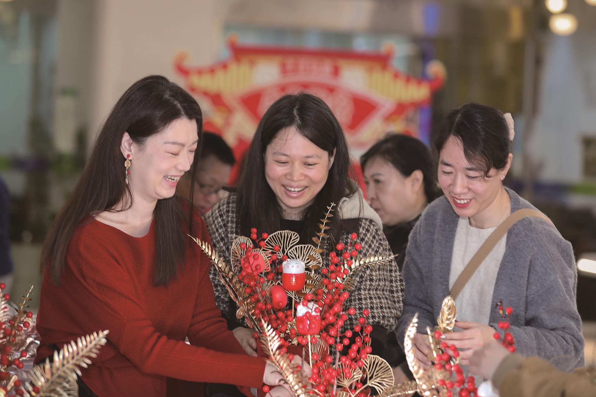 兩岸職工倆倆搭配,在花藝老師的指導下,製作自己的專屬花福桶。(陳祖昌攝) 兩岸職工倆倆搭配,在花藝老師的指導下,製作自己的專屬花福桶。(陳祖昌攝)