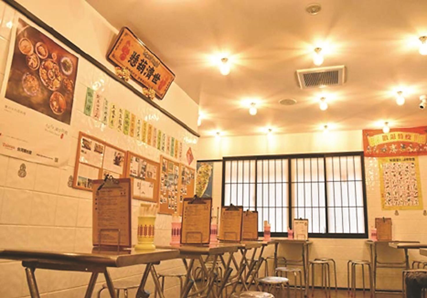 Taihu Tokyo2樓為臺灣熱炒風格,鐵桌、鐵椅和筷架都從臺灣運送過來,氛圍讓人1秒回到臺灣。(圖/東京台灣貿易中心) Taihu Tokyo2樓為臺灣熱炒風格,鐵桌、鐵椅和筷架都從臺灣運送過來,氛圍讓人1秒回到臺灣。(圖/東京台灣貿易中心)