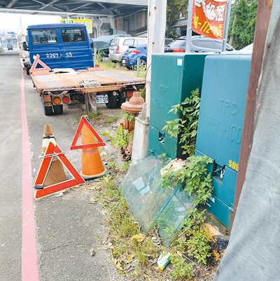 安坑輕軌十四張站外溪園路與環河路之間200米長的公有地,長期遭民眾違規停放汽車及堆放廢棄物,人行道被占用,導致行人必須與車爭道,險象環生。(新店區公所提供/高鈞麟新北傳真) image