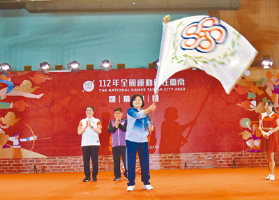 雲林縣長張麗善(揮旗者)26日到台南市迎回2025年的全運會會旗。(雲林縣府提供/周麗蘭雲林傳真) image