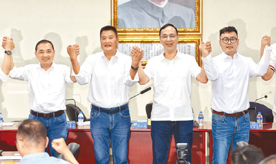 新北市立委選舉第3選區國民黨徵召前新北市議員蔡明堂(左二)、新北市第4選區徵召新莊區民眾服務社理事長蔣欣璋(右一)參選。國民黨總統參選人侯友宜(左一)出席與黨主席朱立倫(右二)為立委參選人加油打氣。(本報資料照片) image