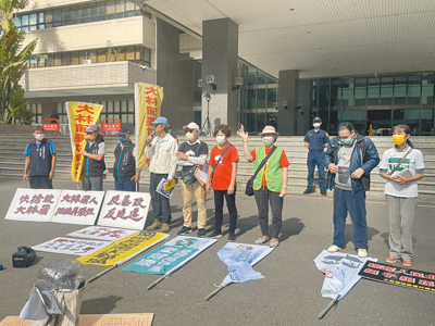 環保團體6日在高市府四維行政中心外廣場舉牌抗議,認為南部人呼吸的空氣是全台灣最糟糕,肺癌增加率也是北部的15倍,導致每年超過4000人早逝。(洪浩軒攝) image