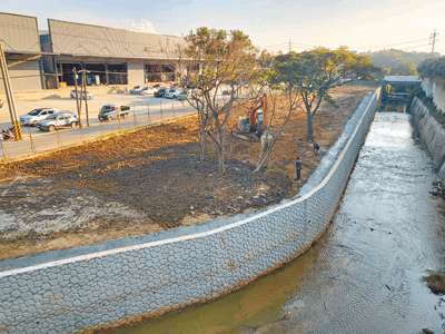 桃園市水務局施作大園區和平支線和平一號橋下游溪洲段新建護岸工程,避免短延時強降雨使當地土砂流失,完工後已提高防洪標準達25年不溢堤,可保護民眾安全。(桃園市水務局提供/蔡明亘桃園傳真) image