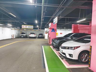 桃園市府前公有停車場雖設有車牌辨識,但民眾仍須到繳費機輸入車牌後繳費,但有縣市已經升級到可以駕車在出口直接拿出悠遊卡繳費,民眾希望桃園能夠跟上。(賴佑維攝) image