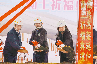 「嘉義縣市鐵路高架化延伸計畫」先期工程22日動土開工,動土典禮由蔡英文總統(右)主持,總統府祕書長林佳龍(中)、嘉義縣長翁章梁(左)等各界一同參與動土。(呂妍庭攝) image