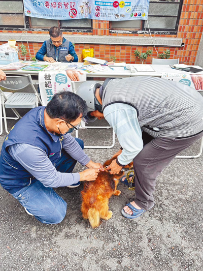苗栗縣府規畫今年1月到11月前往蓬萊村等8村與南庄鄉公所,辦理12場次免費施打狂犬病補強疫苗。(苗栗縣政府提供/李京昇苗栗傳真) image