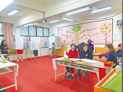 首投族雖成選戰關鍵,但對選舉並不熱衷,能否衝高投票率,端看選戰最後衝刺激起的熱度。圖為4年前民眾投票情形。(本報資料照片) image