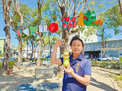 高雄市三民區豐裕里里長謝錫元,在元宵節前夕製作「靈龍活現」裝置藝術,並舉辦遊行活動活絡社區氣氛。(任義宇攝) image