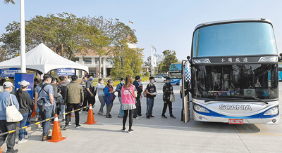 2024台灣燈會高鐵燈區啟燈後,台南市政府為分散賞燈車流,經與萬國通路觀光工廠協調後,假日期間將開放免費停車,並提供紫線免費接駁車服務。(交通局提供/洪榮志台南傳真) image