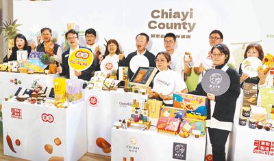 日本東京國際食品展將在3月5日開展,嘉義縣政府整合業者組團參展,將在食品展會場設嘉義優鮮館區,27日行前記者會,縣長翁章梁(左六)與業者對參展展現自信。(呂妍庭攝) image