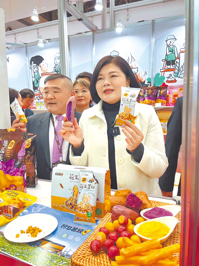 雲林縣長張麗善(右)3月5日率團參加日本東京食品展,圖中地瓜加工產品收到豐碩的訂單。(雲林縣政府提供/周麗蘭雲林傳真) image