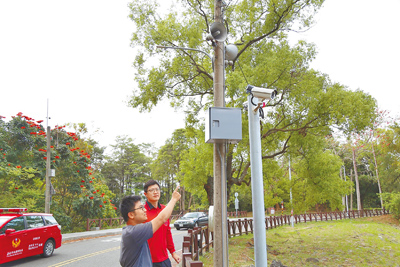 嘉市蘭潭環潭公路設置「近水域輔助偵測系統」,觀光新聞處與警消人員演練操作。(嘉義市政府提供/廖素慧嘉市傳真) image