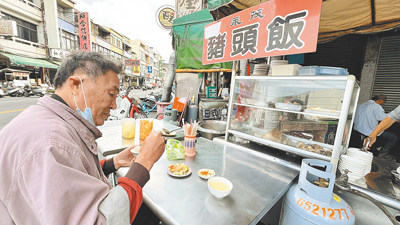 台南鹽水知名的「永茂豬頭飯」,1碗10元豬頭飯,至今維持了47年,雖然最近漲到15元,顧客大多都能接受。(張毓翎攝) image