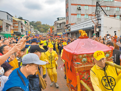 白沙屯媽祖21日中午在雲林縣林內火車站停駕休息,湧入人山人海信徒爭睹風采與祈福,並跪求神轎到特定的地方去加持。(周麗蘭攝) image