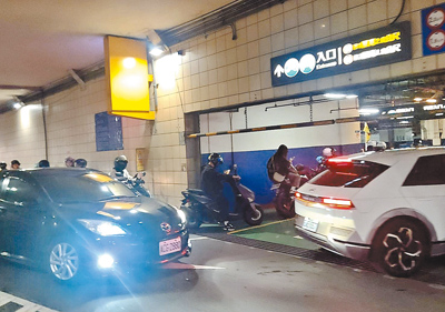 捷運淡水站轉乘停車場在上班尖峰與假日時段,時常客滿,導致入場車輛大排長龍。(新北市議員鄭宇恩提供/張鎧乙新北傳真) image
