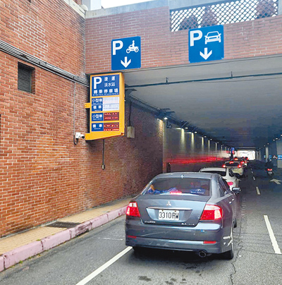 捷運淡水站轉乘停車場在上班尖峰與假日時段,時常客滿,導致入場車輛大排長龍。(新北市議員鄭宇恩提供/張鎧乙新北傳真) image