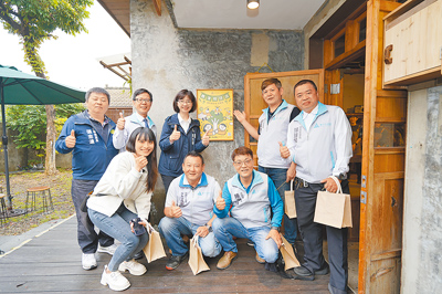 新竹市政府祕書長張治祥(後排左三)8日主持「修復柑仔店」揭牌儀式,即起集合二手市集與惜食攤販,邀請職人與志工執行「以修代購」4大惜物行動。(陳育賢攝) image