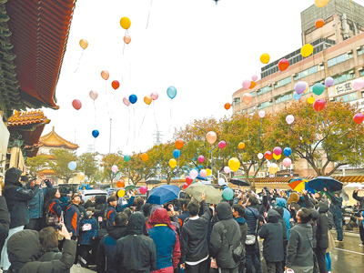 割頸案受害男學生1月25日在新北市立殯儀館舉行告別式,親友和同學在會場外齊放象徵祝福與思念的氣球。(本報資料照片) image