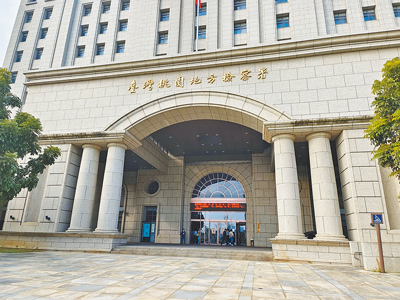 桃園市1間國中小2020年採購跆拳道用品時,涉嫌圍標,桃園地檢署24日通知被告及證人19人到案說明,搜索被告住居所及學校共17處,25日聲押余姓老師,其餘9人3萬至20萬元不等交保。(賴佑維攝) image
