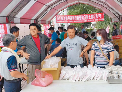 彰化縣養雞協會27日舉辦平價土雞行銷暨雞肉雞蛋品嘗推廣活動,提供各500份雞翅、茶葉蛋及菇菇雞湯給民眾免費享用。(孫英哲攝) image