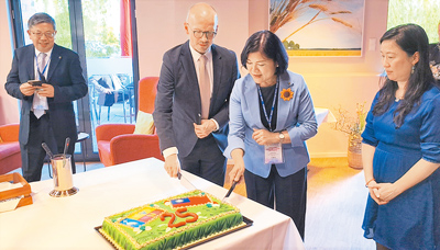 雲林縣長張麗善日前率團回訪德國姊妹縣巴歆縣,與巴歆縣長史騰貝格(左二)一起切締結姊妹縣25周年紀念蛋糕。(雲林縣政府提供/周麗蘭雲林傳真) image