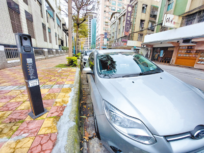新北市智慧停車柱上僅有QR Code,卻無文字使用說明,民代提案改善。交通局已於5月全數調整。(陳慰慈攝) image