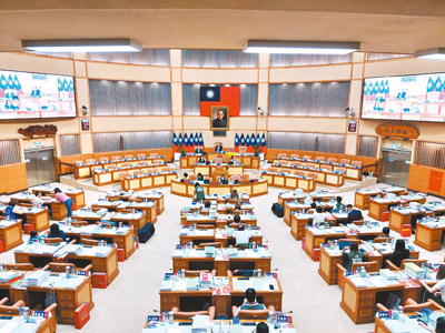 6月3日至20日新北市議會總質詢,藍營關切市長侯友宜「是否參選2025黨主席」及「2026新北市長候選人」等熱門政治話題。(陳慰慈攝) image