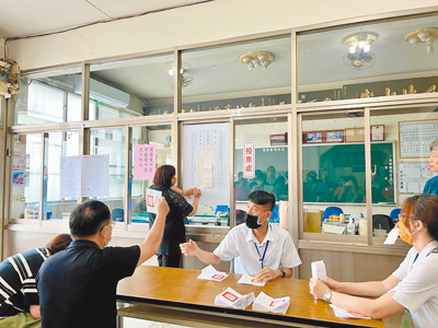 桃園區長美里長林秀貞罷免案8日投票,最後結果未通過。(姜霏攝) image