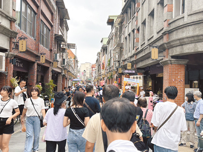 端午連假首日,桃園大溪老街下午湧入人潮,不過業者認為與平常假日差異不大。(賴佑維攝) image