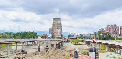 嘉義市軍輝橋(中間)改建工程預計今年10月通車,兩側臨時便橋也將於年底拆除。(本報資料照) image
