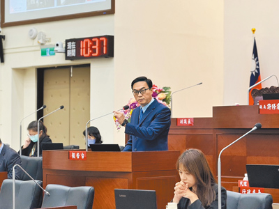 新竹市消防局、都發處16日針對晴空匯大樓火警消防暨建築公安進行專案報告,多位議員要求查明7月10日晴空匯地下室冒煙原因,消防局長李世恭(右二)表示,目前研判為接地線燃燒導致冒煙,可能有漏電等情形。(王惠慧攝) image