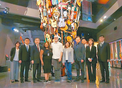 台中市副市長黃國榮(左三)率領市府團隊,美西時間23日下午參訪「流行文化博物館」,盼透過流行文化交流等方式發展城市軟實力。(台中市府提供/林欣儀台中傳真) image