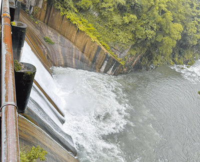 大甲溪發電24日表示,凱米颱風將為德基水庫集水區帶來超大雨量,大甲溪發電廠這幾天透過滿載發電方式,預降德基水庫水位。(讀者提供/張妍溱台中傳真) image
