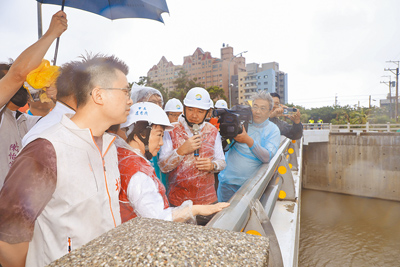 台中市長盧秀燕(左二)24日到沙鹿區視察海線重大水利防洪工程南山截水溝排水成效,盧說,凱米颱風是近年來強颱,風大雨大,是一大考驗。(張妍溱攝) image