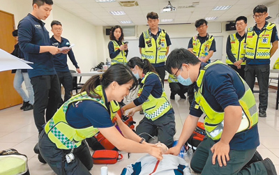 台中市近2年救護案件高達16萬餘件,消防局自2021年起連辦3期高級救護技術員(EMT-P)培訓,人數激增80名,待今年44名成員完訓加上調入人員,預計可達到240名以上高級救護員。圖為醫院實習插管畫面。(中市消防局提供/潘虹恩台中傳真) image