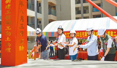 南投縣位於南投市文化路的青年住宅3日迎來2件喜事,縣長許淑華(左二)先替第1期45戶新屋揭牌,並接續為第2期工程動土祈福,規畫興建3棟大樓共55戶,最快可於2025年底完工。(南投縣府提供/潘虹恩南投傳真) image