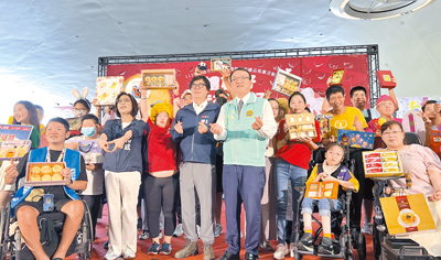 高雄市長陳其邁(前左四)與國際獅子會300-E5區總監陳明賢(前右四)共同參加社會局舉辦的弱勢中秋節禮品推廣活動。(林瑞益攝) image