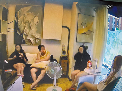台南市警方22日傍晚在中西區湖美街社區大樓內突擊色情按摩館。(讀者提供/程炳璋台南傳真) image