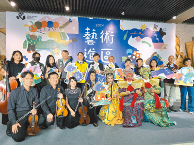 落實文化平權,台南市連續14年舉辦「藝術進區」,把劇場表演搬到戶外,同時全市文化場館最後一塊拼圖鹽分地帶藝文中心,也將落腳佳里區,達到藝文場館的區域平衡。
(曹婷婷攝) image