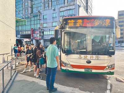 新竹客運公司16日起退出經營苗栗地區10條公路客運路線,由亦捷公司順利接駛。(新竹市監理站提供/陳育賢新竹傳真) image