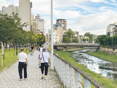 桃園市中壢老街溪過去因加蓋無法清淤,長達22年是聞之色變的臭水溝,直到2011年開蓋,水務局斥資27.14億元整治,歷經13年才成就如今的親水休閒地標,躍升為桃園市2024最受歡迎景點。(水務局提供/蔡依珍桃園傳真) image
