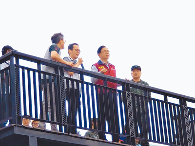 桃園市長張善政(右二)1日視察龍山埤滯洪池,他表示,主要是了解滯洪池是否清空,能否改善當地水患問題,這次颱風將是考驗。(賴佑維攝) image
