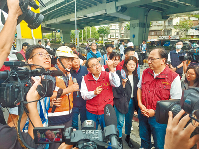 新北市長侯友宜(前排中)10月2日早上在捷運局長李政安(前排右一)陪同下,視察環狀線修復進度。(張鎧乙攝) image