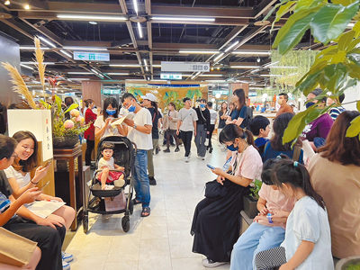 台中新光三越百貨周年慶3日開跑,恰巧遇到颱風假,因市區風不大也無雨,許多民眾到百貨逛街,美食街出現大量人潮。(新光三越提供/林欣儀台中傳真) image